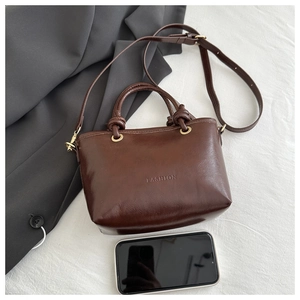 Détails de ce sac en cuir marron foncé avec logo FASHION embossé et ferrures dorées chic