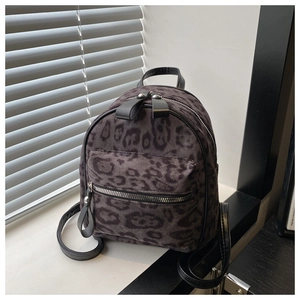 Detail des Mini-Rucksacks mit Leopardenmuster, Kunstfell-Textur und Silber-Reißverschluss