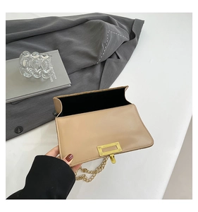 Vue détaillée de l'intérieur du sac à bandoulière en velours beige avec chaîne dorée