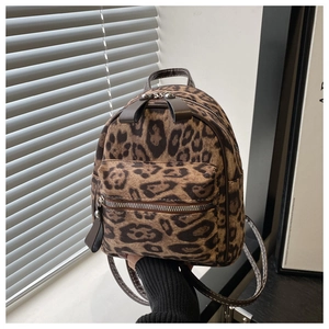 Detailansicht eines Mini-Rucksacks mit Leopardenmuster, Reißverschluss und Kunstleder