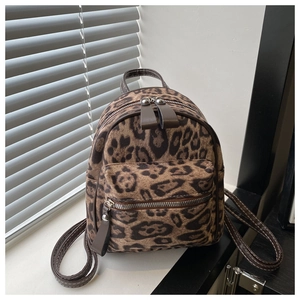 Detail eines Mini-Rucksacks mit Leopardenmuster, braunem PU-Leder und Metallreißverschluss