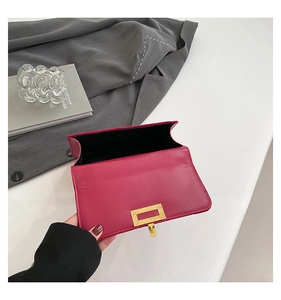 Vue intérieure du sac à main matelassé rose rouge avec doublure noire et fermoir doré