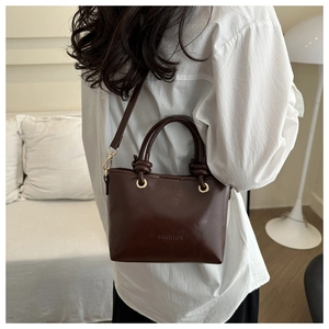 Détail d'un sac à main vintage marron avec gaufrage FASHION et anneaux métalliques