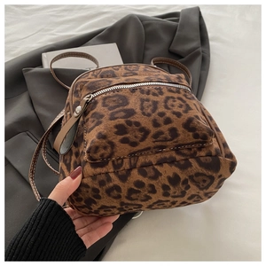Detailansicht Mini-Rucksack mit Leopardenmuster, braunen Lederriemen und Metallreißverschluss