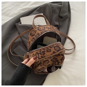 Detailansicht des Mini-Rucksacks mit Leopardenmuster, Innenraum und Reißverschlussdetails