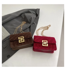 Vue détaillée des sacs en velours matelassé avec chaîne dorée en marron et magenta