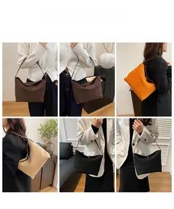 Détail du sac sous le bras en daim vintage en quatre couleurs avec bandoulière en cuir
