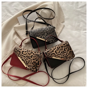 Sac À Bandoulière Femme Imprimé Léopard Patchwork Cuir PU Petit Sac Carré Avec Barre Métallique Dorée Et Poignée Mode Décontractée