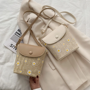 Borsa a tracolla in paglia intrecciata con ricamo a margherita e cinturino in pelle