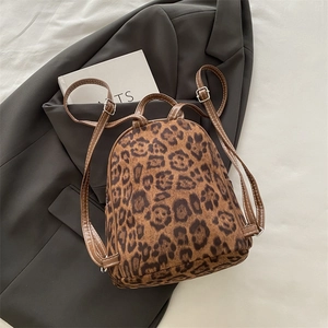 Stylischer Mini-Rucksack mit Leopardenmuster für Damen, verstellbaren Riemen und Silberbeschlägen