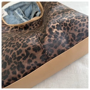 Détail du motif léopard et de la grande capacité intérieure du sac cabas femme