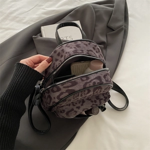 Mini-Damenrucksack mit Leopardenmuster aus Wildleder, schwarzen Lederdetails und Reißverschluss