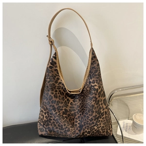 Détails du sac cabas léopard avec bandoulière réglable en cuir et fermoir magnétique