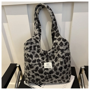 Modische Plüsch-Eimertasche mit Leopardenmuster, breitem Griff und weißem Logo-Tag