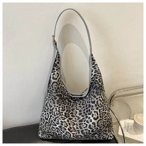 Détail du sac hobo imprimé léopard avec bandoulière grise réglable et boucle