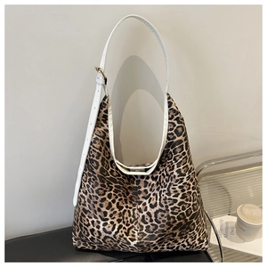 Détail du sac hobo à motif léopard avec bandoulière blanche et boucles métalliques dorées