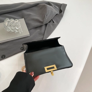 Sac bandoulière en velours noir brodé avec chaîne dorée présenté en position ouverte