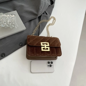 Sac bandoulière en velours marron avec chaîne dorée et coutures matelassées élégantes