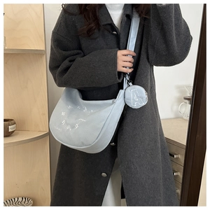 Détail du sac cabas croissant en velours côtelé bleu ciel avec texture et mini pochette