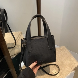 Borsa a secchiello in pelle nera con motivo litchi e dettagli in metallo dorato