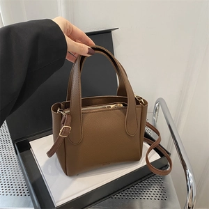 Borsa a secchiello in pelle marrone con grana litchi e tracolla rimovibile