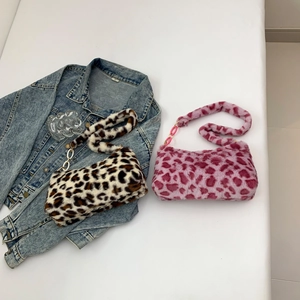 Détail de sacs sous le bras en fausse fourrure léopard avec bandoulières à maillons stylées