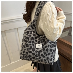 Detail der Plüsch-Schultertasche mit Leopardenmuster und Etikett an einem Model