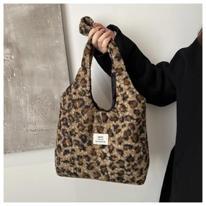 Detail der Plüsch-Handtasche mit Leopardenmuster, weichem Kunstfell und Label