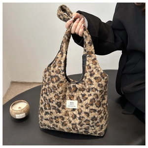 Detailaufnahme der Leoparden-Plüschtasche mit weißem Logo-Patch und weicher Textur