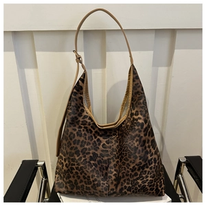 Détail du grand sac cabas à imprimé léopard avec des bandoulières marron réglables