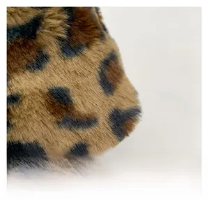 Détail de la fourrure synthétique haute densité avec motif léopard classique et texture douce