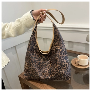 Détail de la bandoulière en cuir réglable et boucle sur grand sac fourre-tout léopard