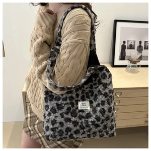 Detailansicht der flauschigen Totebag mit Leopardenmuster, Webetikett und weichem Kunstfell