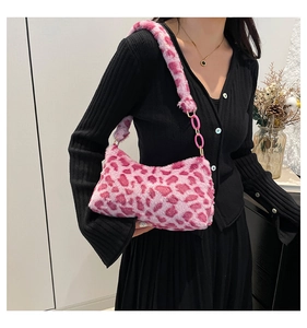 Gros plan du sac porté épaule en fausse fourrure léopard rose avec bandoulière à chaîne
