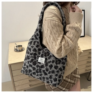 Detail der Plüschtasche mit Leopardenmuster, von einem Modell in Innenräumen getragen