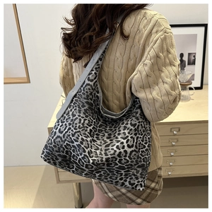 Détail de la texture léopard gris et du cuir de haute qualité sur ce sac cabas chic