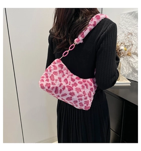 Sac bandoulière en fausse fourrure léopard rose et blanc avec chaîne en résine