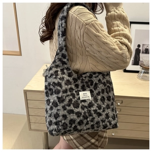 Detail der flauschigen Schultertasche mit Leopardenmuster und Markenetikett-Design