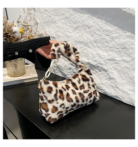Détail du sac à main en fausse fourrure léopard avec texture peluche et boucle blanche