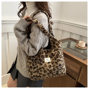Detailansicht der großen Schultertasche aus Plüsch mit Leopardenmuster und Textur-Finish