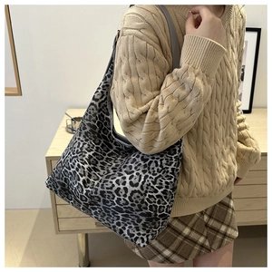 Détail du sac à bandoulière léopard de grande capacité avec anses en toile grise