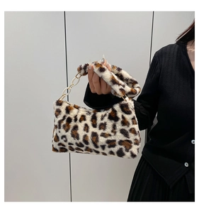 Détail du sac à main en peluche léopard avec texture en fausse fourrure et chaîne en plastique