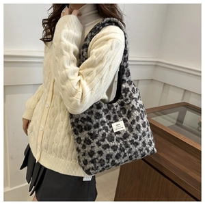 Detailaufnahme der Plüschtasche mit Leopardenmuster, Markenetikett und Kunstpelz