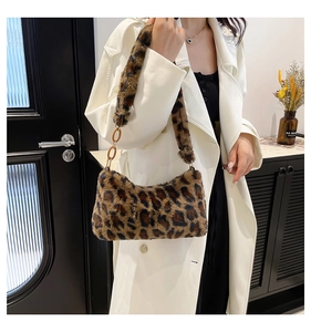 Gros plan du sac porté épaule en fausse fourrure léopard avec texture pelucheuse douce