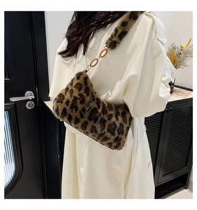 Détail du sac léopard en fausse fourrure avec boucle de bandoulière en résine ambre