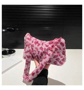 Détail du sac d'épaule en peluche avec motif léopard rose et chaîne en acrylique