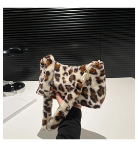 Détail du sac à main en fausse fourrure léopard avec chaîne décorative en résine blanche