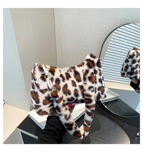Gros plan du sac à main en peluche léopard avec poignée en chaîne de résine blanche