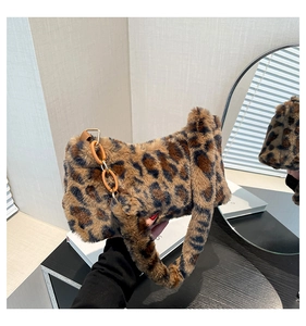 Détail du sac à main en fausse fourrure léopard avec bandoulière en chaîne acrylique