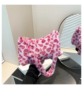 Détail d'un sac baguette en peluche léopard rose avec bandoulière à chaîne acrylique